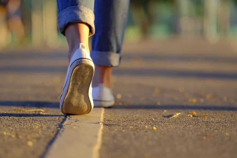 Imagem mostra pessoa praticando caminhada em boa estrutura de loteamento planejado