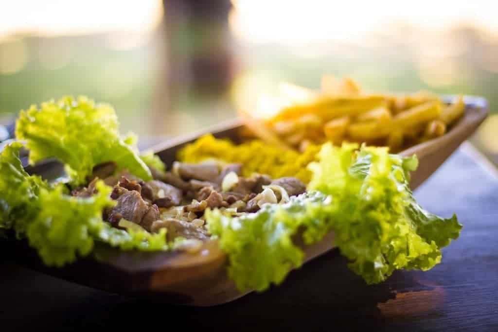 Imagem de filé com fritas ilustra post sobre por que você deve visitar Guriri no próximo verão