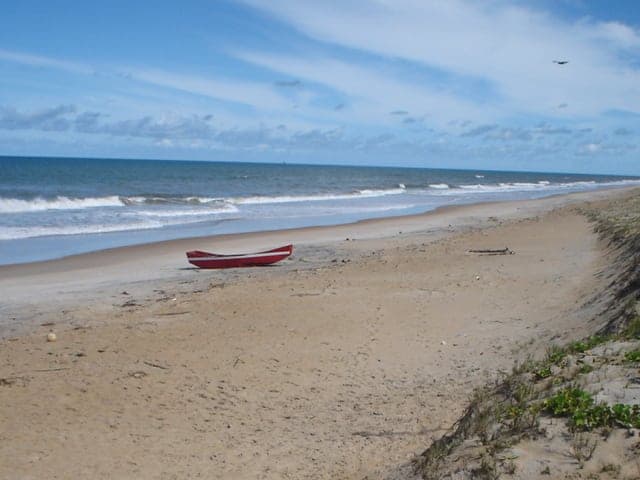 Imagem de praia em Guriri ilustra post sobre lugares para visitar na ilha de Guriri