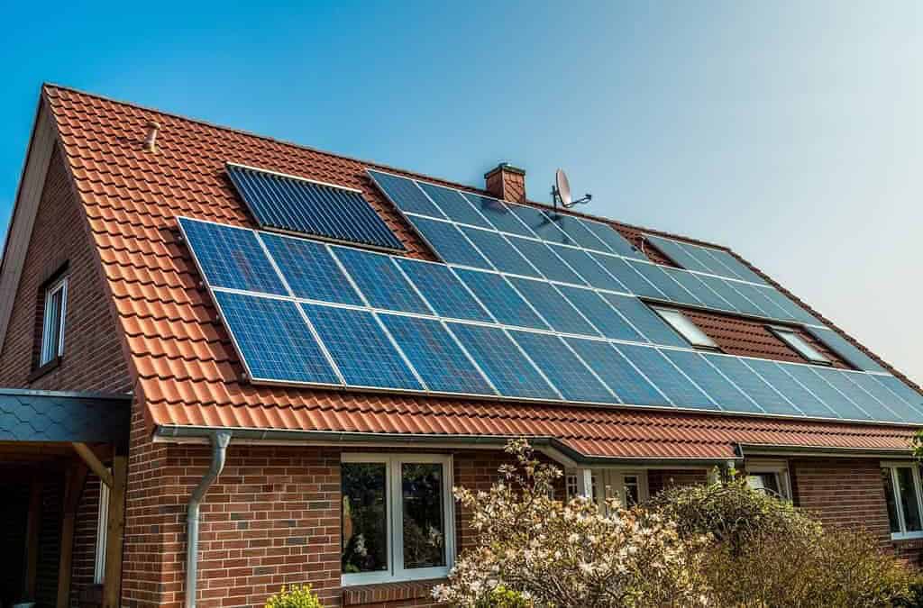 Casa com painéis solares no telhado ilustra post sobre aquecimento solar da água