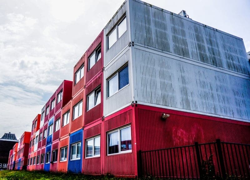 Imagem de prédio feito de container em Amsterdam, Holanda
