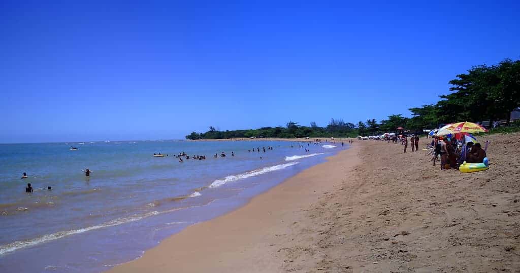 Praia de Putiri, em Aracruz, ilustra post sobre praias para bombar no verão do Espírito Santo. Foto de Denis Rizzoli. 