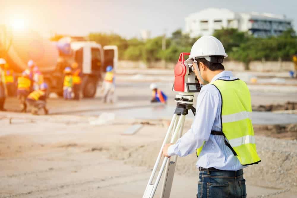 Imagem de engenheiro usando equipamento ilustra post sobre Dia da Engenharia, do blog da Soma Urbanismo 