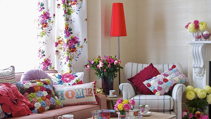 Sugestão de decoração primavera com tecidos coloridos e estampados