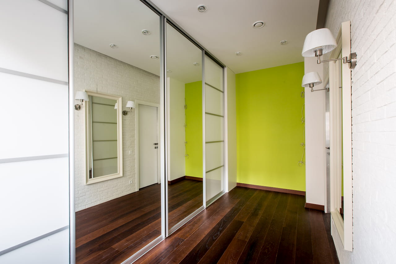 Imagem de um guarda-roupa com espelhos para o post de como aproveitar o espaço dentro de casa, no blog da Soma Urbanismo