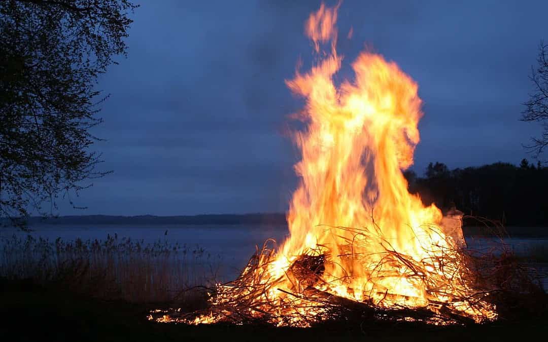 Um fogo com água e fumaça nele