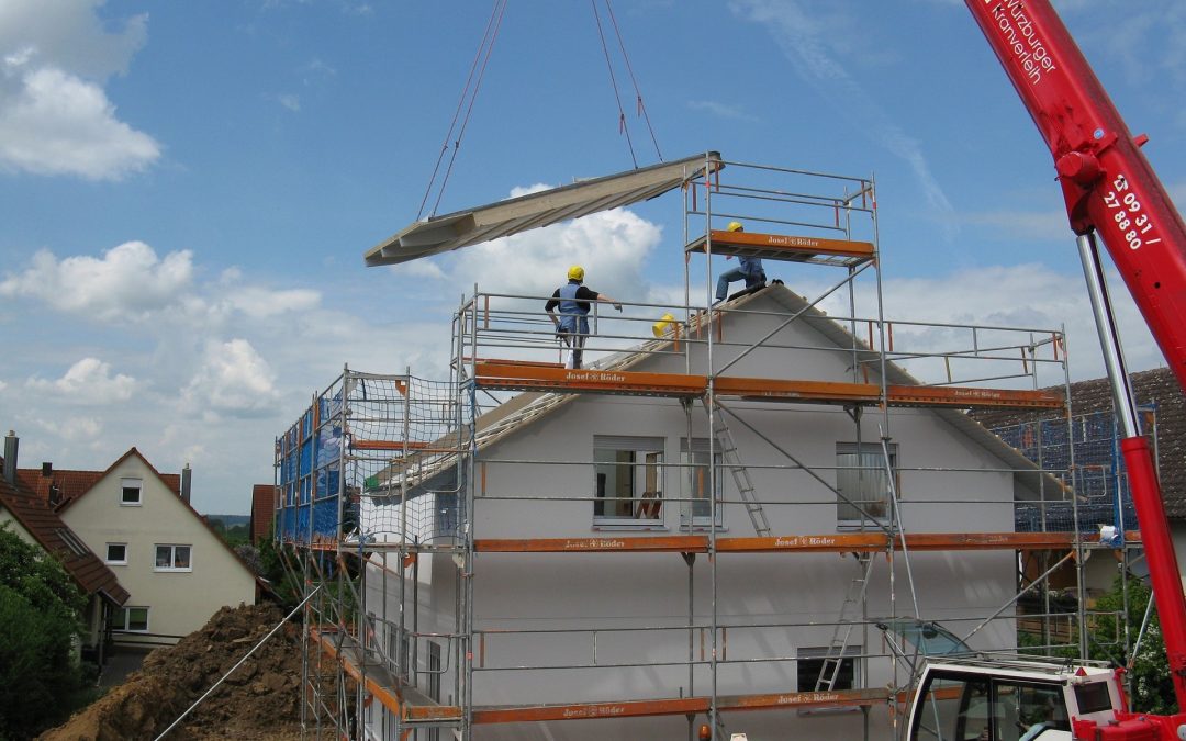 Foto da construção de uma casa para ilustrar um texto sobre como planejar a construção de uma casa