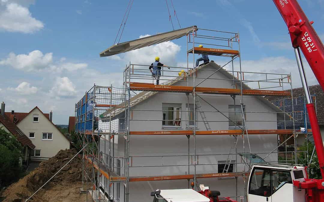 Foto da construção de uma casa para ilustrar um texto sobre como planejar a construção de uma casa