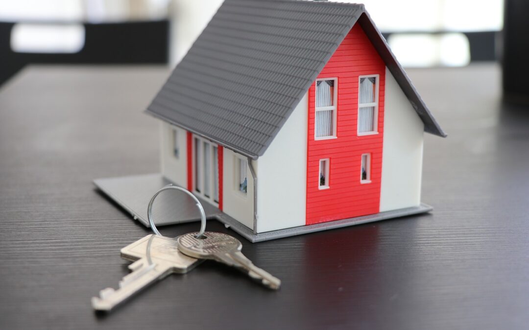 Foto de miniatura de casa com chaves ao lado para descrever o texto sobre taxa selic 2021 da empresa Soma Urbanismo