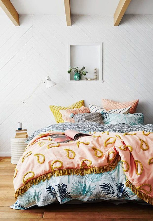 Foto de uma cama com decoração de inverno para ilustrar o texto sobre o que fazer no inverno do blog da Soma Urbanismo.