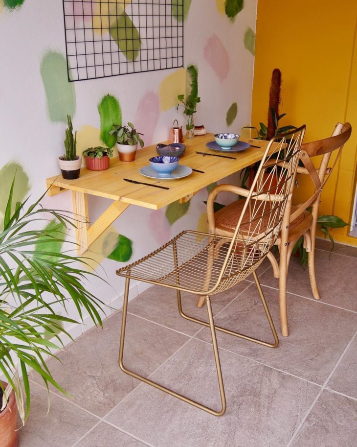 Foto de uma mesa dobrável de madeira e duas cadeiras para ilustrar um texto sobre aproveitar o espaço no blog da Soma Urbanismo. 