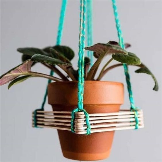 Foto de um suporte de vaso de planta para ilustrar o texto sobre dicas de decoração no blog da Soma Urbanismo. 