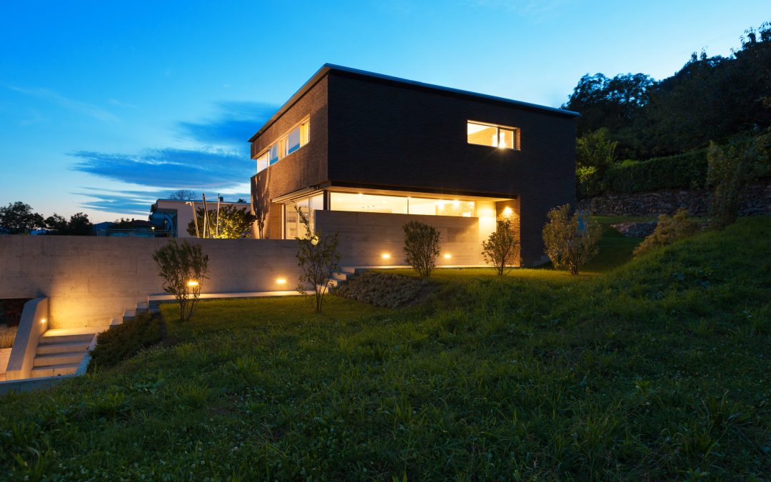 Foto de uma casa construída em um terreno em declive, para ilustrar o texto do blog da Soma Urbanismo sobre lotes em aclive.