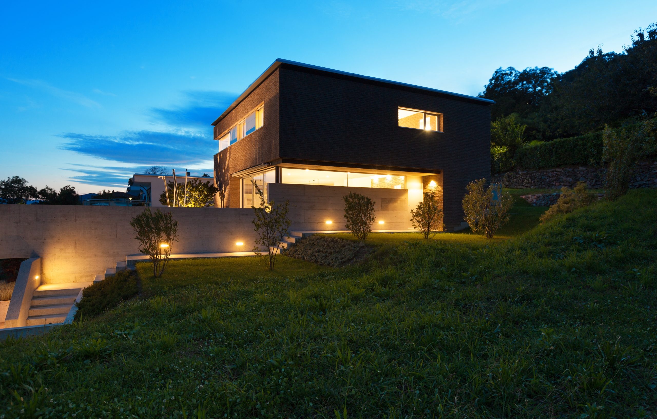 Foto de uma casa construída em um terreno em declive, para ilustrar o texto do blog da Soma Urbanismo sobre lotes em aclive.