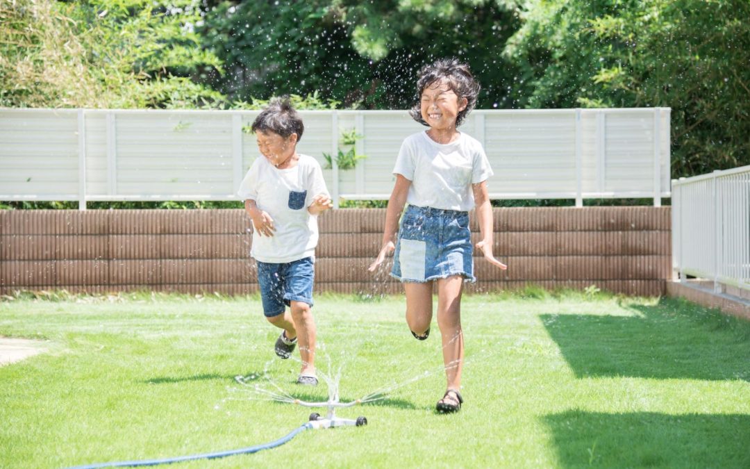 5 dicas pra brincar com as crianças no quintal nas férias