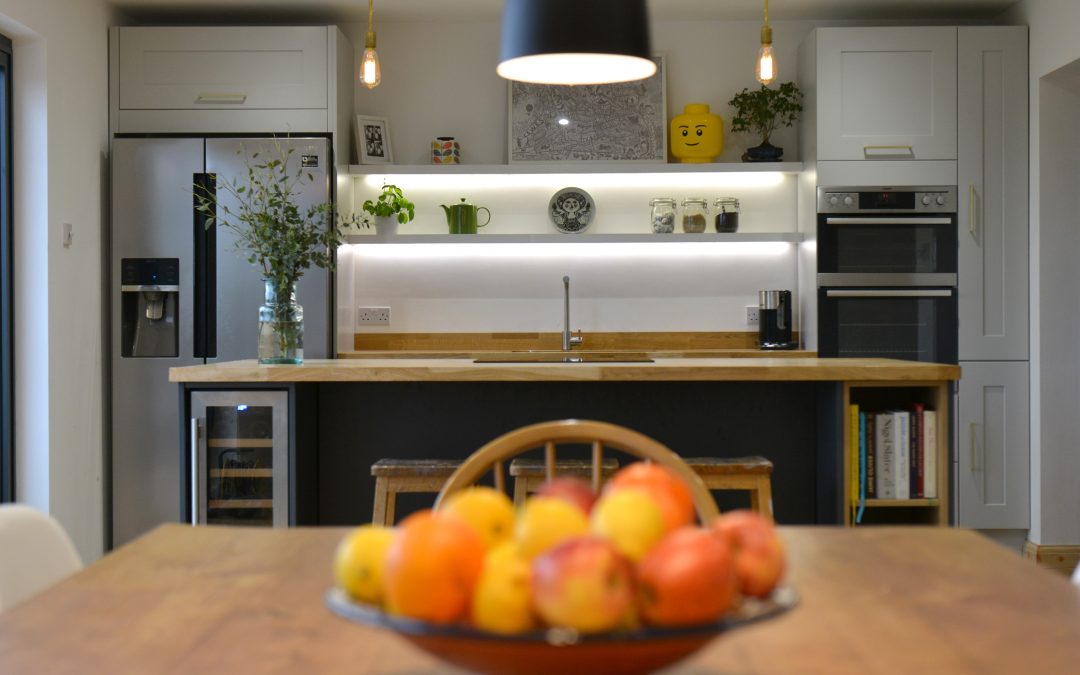 Iluminação adequada para cozinha: saiba qual é a ideal para a sua