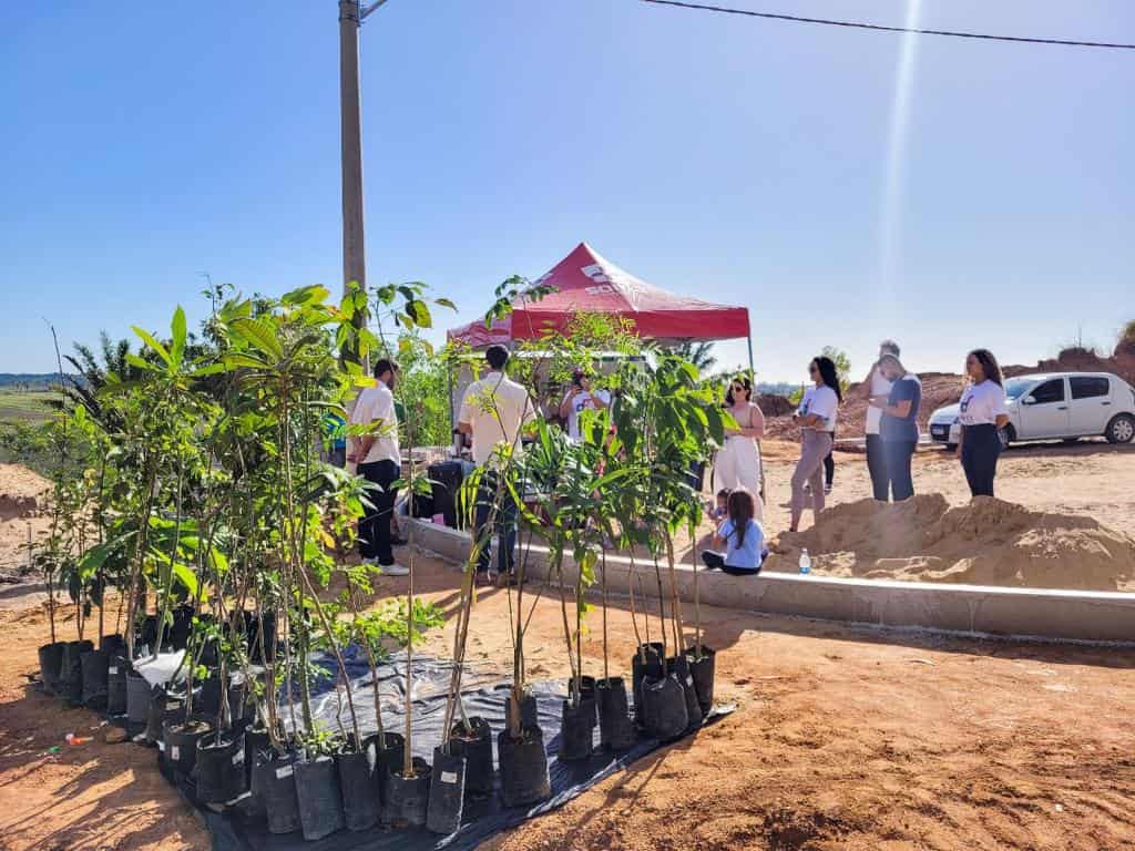 Registro de ação em comemoração a Semana do Meio Ambiente, onde a Soma Urbanismo plantou 60 mudas de árvores no Residencial Jacuí III, um dos empreendimentos da loteadora, em São Mateus, no Norte do Espírito Santo. 