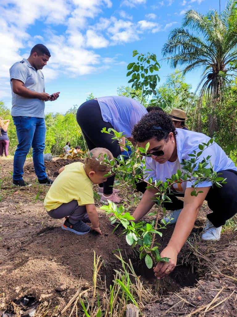 Registro de ação em comemoração a Semana do Meio Ambiente, onde a Soma Urbanismo plantou 60 mudas de árvores no Residencial Jacuí III, um dos empreendimentos da loteadora, em São Mateus, no Norte do Espírito Santo. 