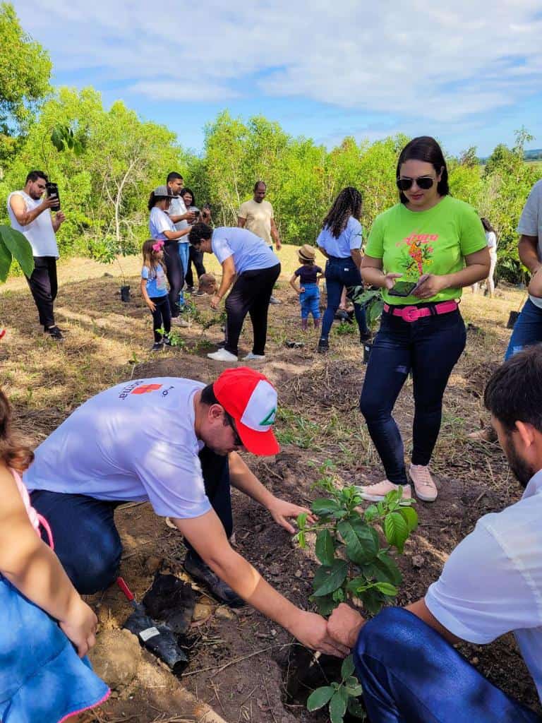 Registro de ação em comemoração a Semana do Meio Ambiente, onde a Soma Urbanismo plantou 60 mudas de árvores no Residencial Jacuí III, um dos empreendimentos da loteadora, em São Mateus, no Norte do Espírito Santo. 