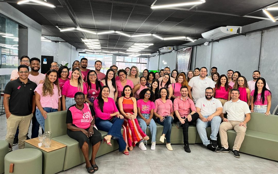Ação de Outubro Rosa recebe ginecologista e mulheres que já tiveram câncer de mama no Bússola Hub