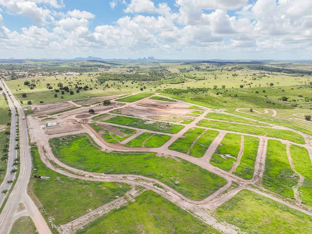 Imagem aérea de obras do Residencial Reserva Privilege, em Nova Venécia. 