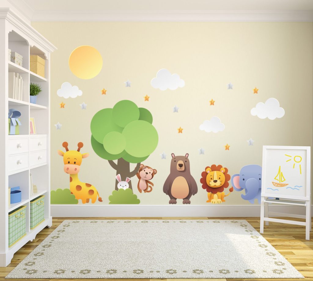 Quarto infantil com mural de animais cartunizados em frente a árvore, céu com nuvens e estrelas sobre parede clara.