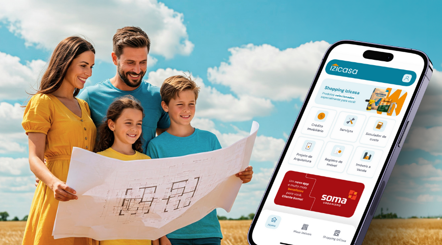 Família sorridente observando planta arquitetônica em área aberta, simbolizando a realização do sonho da casa própria; Mockup do app IziCasa. Imagens ilustrativas para post sobre o aplicativo IziCasa, do blog da Soma Urbanismo.