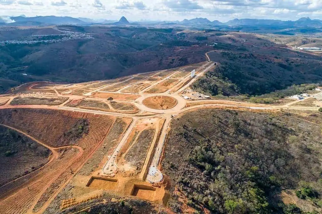 Imagem aérea de empreendimento Soma Urbanismo em Colatina ilustra post sobre volta de investimentos na cidade pela loteadora.