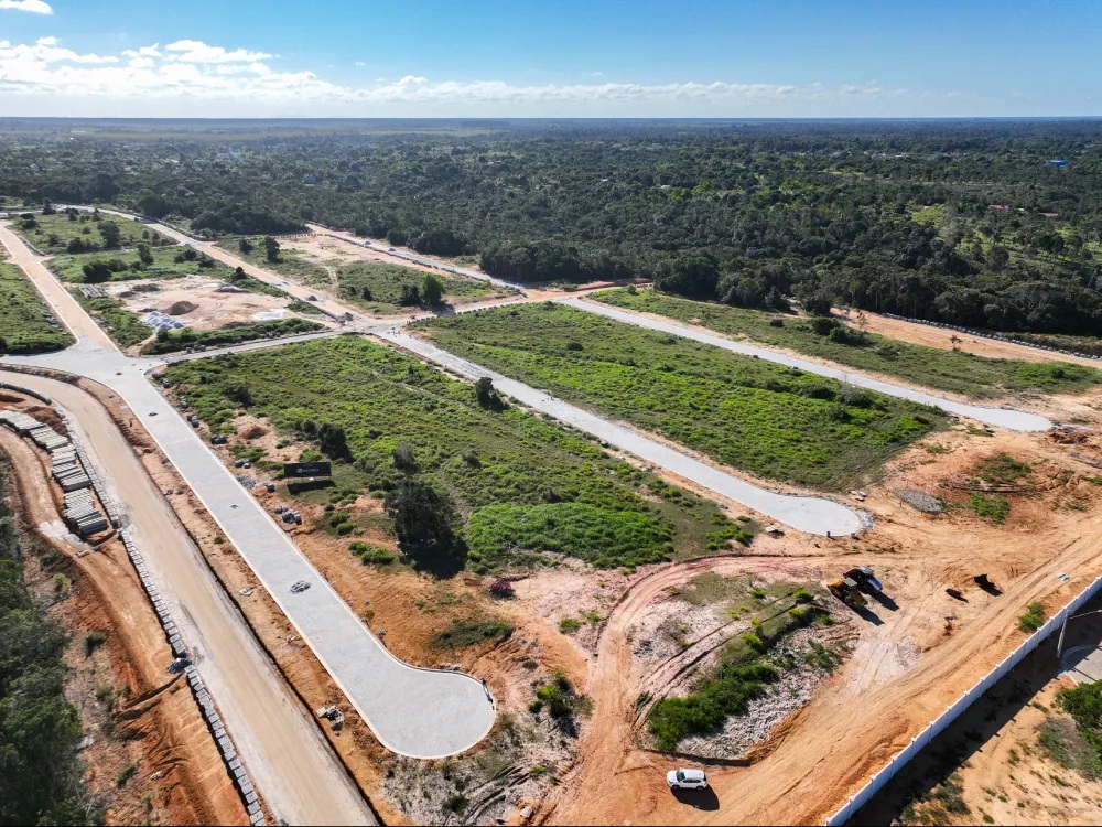 Visão aérea das obras do Residencial Golden Mundaí II, em Porto Seguro, Bahia.