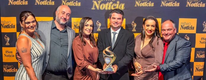 Equipe Soma Urbanismo recebendo Prêmio Notícia 2026.